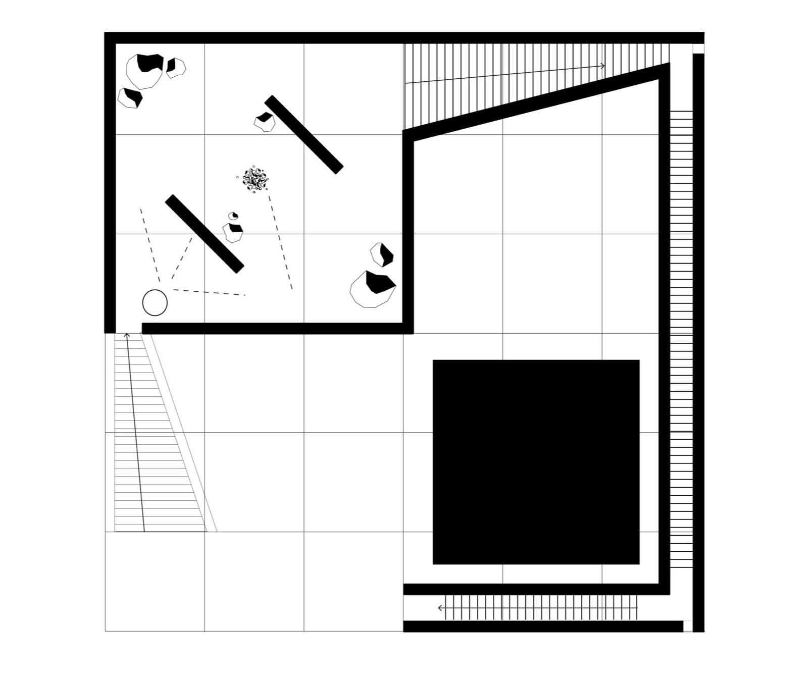 Plan 03 av steintårnet: et rom med små møbler spredt i det ene hjørnet og den sorte kjernen i det andre.